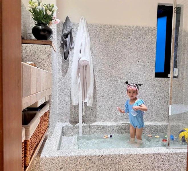 浴池”火了!孩子玩得欢还能泡澡乐趣满满mg不朽情缘网站重庆一户人家的“砖砌(图4) 浴池”火了!孩子玩得欢还能泡澡乐趣满满mg不朽情缘网站重庆一户人家的“砖砌(图4)